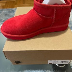Red short classic mini Uggs size 6